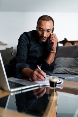 40 yaşındaki girişimci virüs salgını sırasında işini evden yönetiyor.