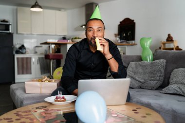 40 yaşında bir adam doğum gününü evde kutluyor.