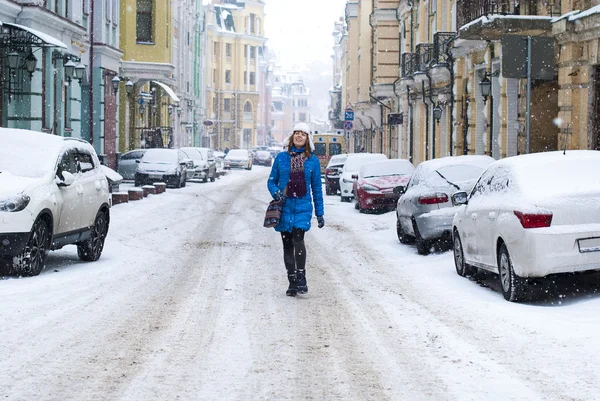 年轻的女孩走上街头的冬天 — 图库照片
