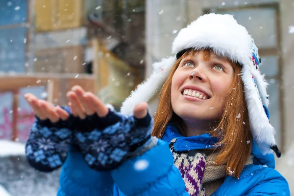 年轻女孩喜欢雪 — 图库照片