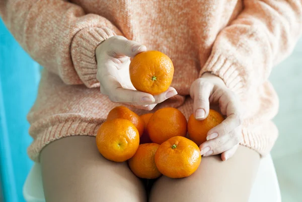 Clementine mandarins in female hands — Stock Photo, Image