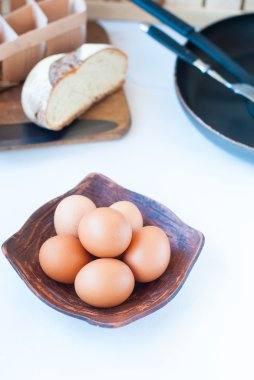 Bir plaka üzerinde taze yumurta