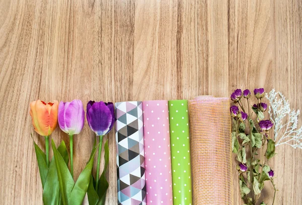 Flores y herramientas sobre la mesa — Foto de Stock