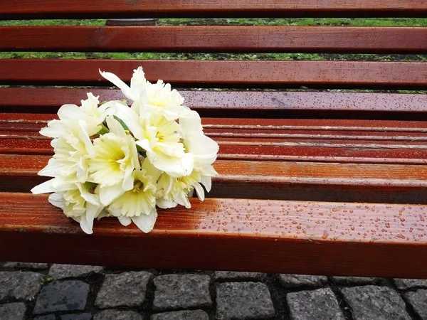 A bouquet of flowers on a bench — Stock Photo, Image