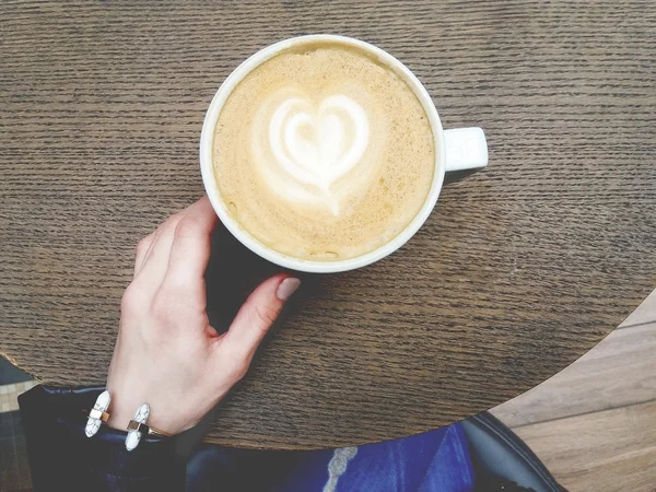 Weiße Kaffeetasse auf einem Holztisch — Stockfoto