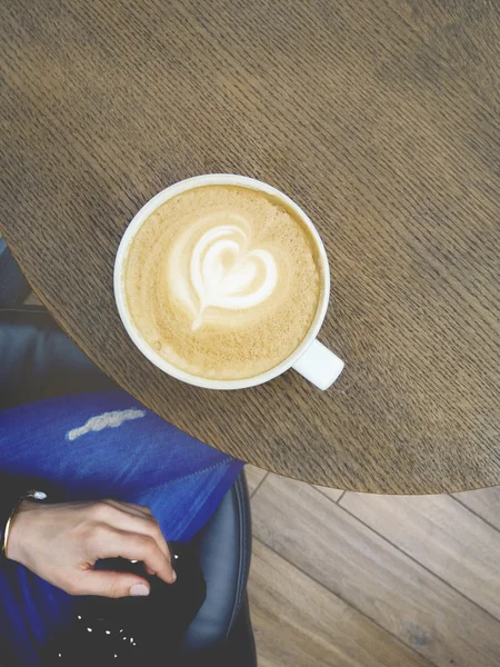 Чашка белого кофе на деревянном столе — стоковое фото