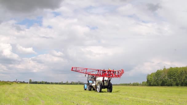 Trekker sprays een veld met kunstmest voor de landbouw — Stockvideo