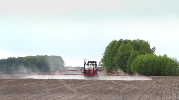 Tractor rocía un campo con fertilizantes químicos para la agricultura — Vídeos de Stock