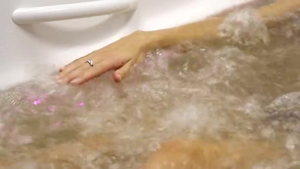 Красивая девушка в ванной с пузырьком — стоковое видео