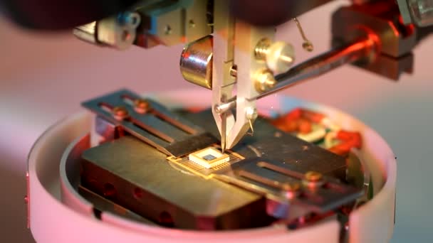 Universal wire bonder microelectronic equipment in work — Stock Video