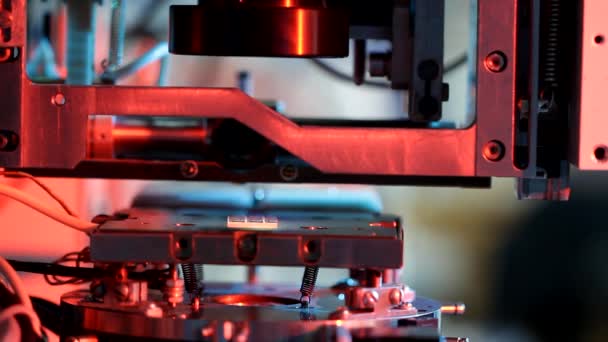 Apparecchiature microelettroniche Bonder nei lavori di prova in laboratorio — Video Stock