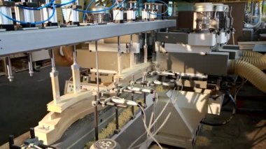 Modern ağaç işleme makinesi ile Cnc ahşap işleme ve mobilya fabrikasında