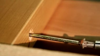 El ile bir ahşap kapı ahşap işleme ve mobilya fabrikasında montajı