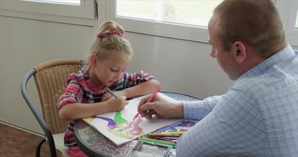 Otec a dcera usměvavá malá dívka hrát a semknout Zpomalený pohyb — Stock video