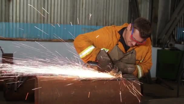 Vasıflı işçi yapma el ile metal Bileme ve parlatma — Stok video