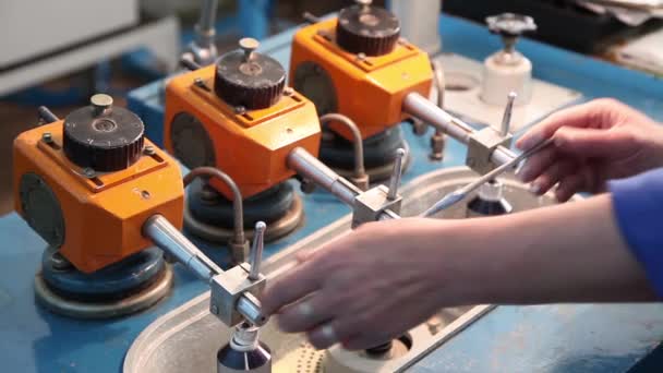 Amoladora para la producción de lentes ópticas. Lentes para pulir y pulir . — Vídeos de Stock