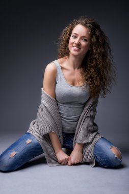 Kız, gülümseyen, gri arka plan