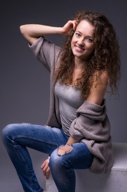 Kız, gülümseyen, gri arka plan