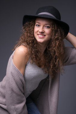 Kız, gülümseyen, gri arka plan, şapkası