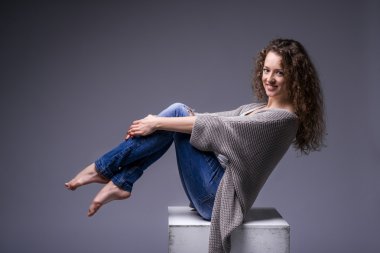 Kız, gülümseyen, gri arka plan