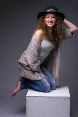 Kız, gülümseyen, gri arka plan, şapkası