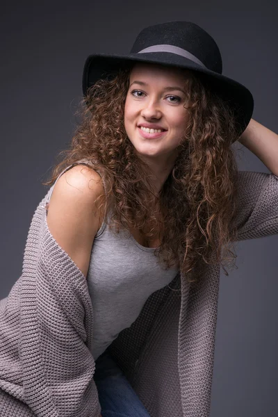 Kız, gülümseyen, gri arka plan, şapkası