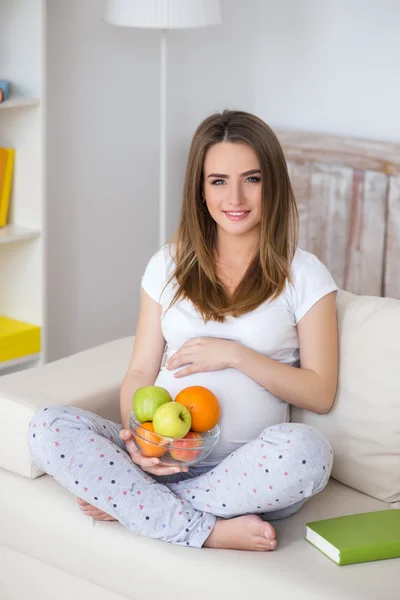 Ciąży, dziewczyna, owoce — Zdjęcie stockowe