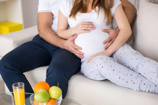 Gravida, família, marido, fruta — Fotografia de Stock