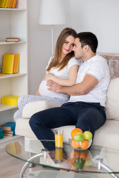 Gravida, família, marido, fruta — Fotografia de Stock