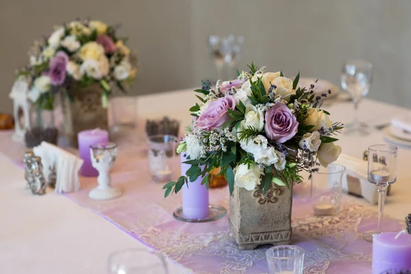 Bouquet lilla, fiori di nozze e decorazione — Foto Stock