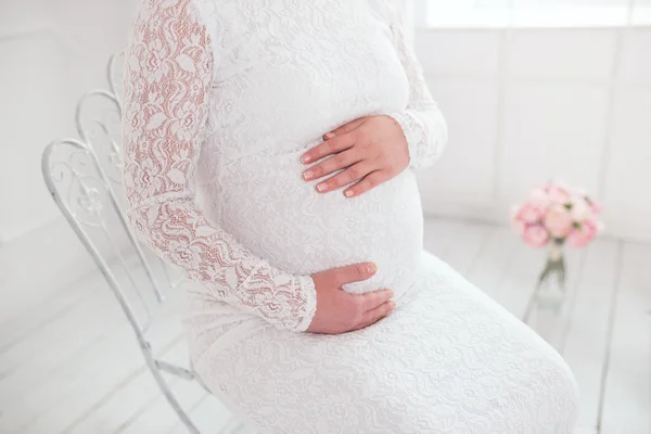 Gravidez. Barriga de uma menina grávida. Mãos na barriga . — Fotografia de Stock