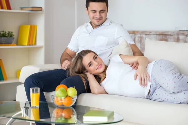 Pregnant, family, husband, fruit — стоковое фото