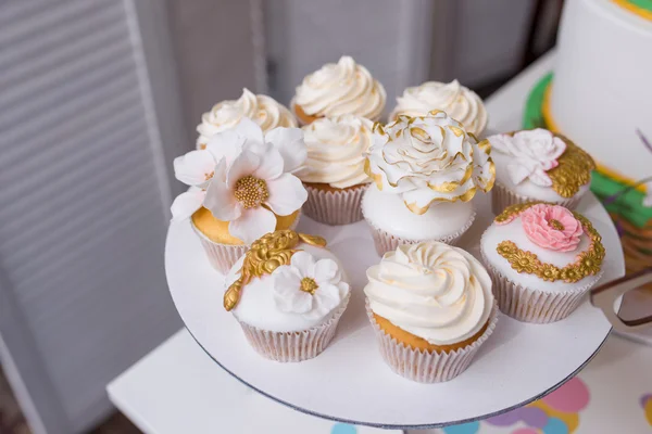 Cupcakes et desserts, Candy Bar stand sur la table de mariage dans un — Photo