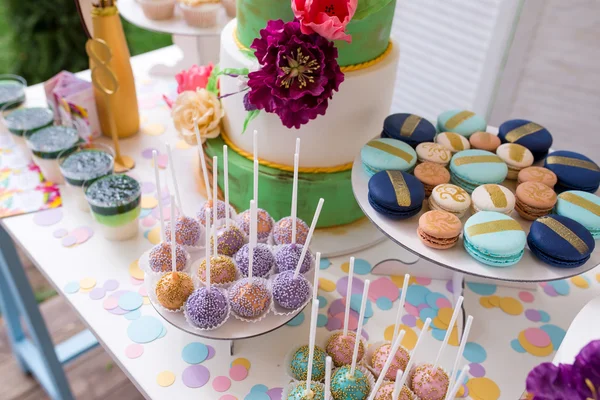 Gâteau de mariage sucré, macaron, cupcakes et desserts, Candy bar a — Photo
