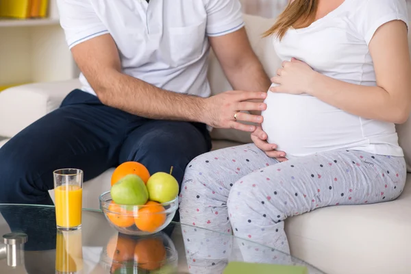 Gravidez, barriga, mulher, marido, mãos, xícara — Fotografia de Stock