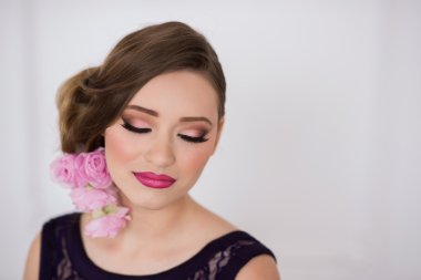 Kız makyaj ve çiçek gülümsemesini ile