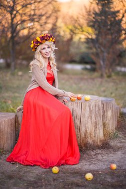 bir çelenk, bir kız portresi