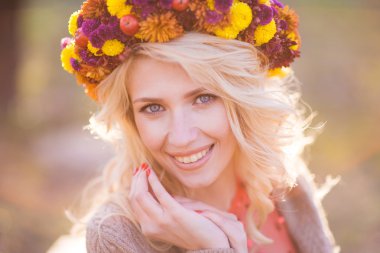 bir çelenk, bir kız portresi