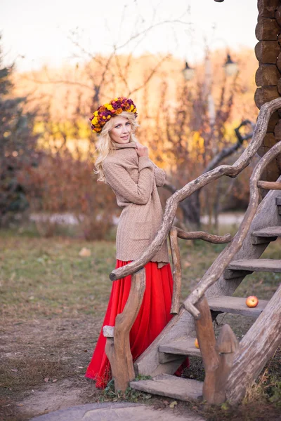 Bir çelenk, bir kız portresi — Stok fotoğraf