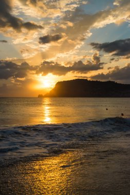 ve suyun dağlarda günbatımı