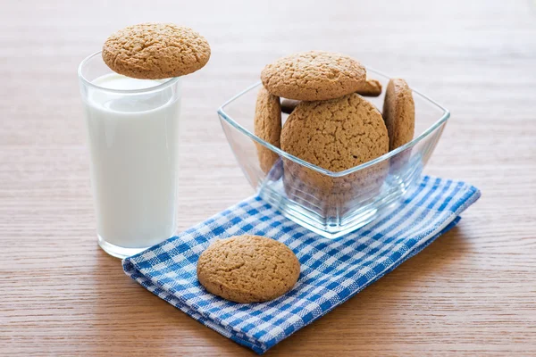 Haferflockenkekse und ein Glas Milch — Stockfoto