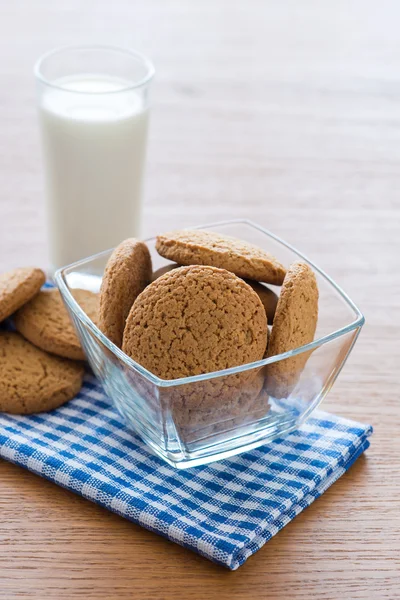 Haferflockenkekse und ein Glas Milch — Stockfoto