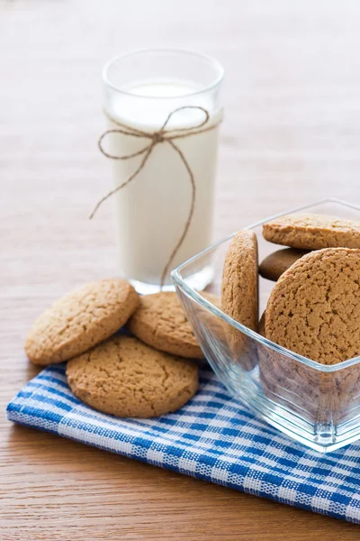 Haferflockenkekse und ein Glas Milch — Stockfoto