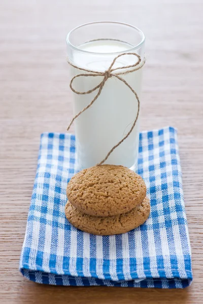 Haferflockenkekse und ein Glas Milch — Stockfoto