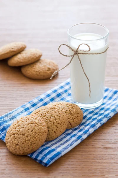 Haferflockenkekse und ein Glas Milch — Stockfoto