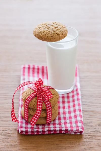 Haferflockenkekse und ein Glas Milch — Stockfoto