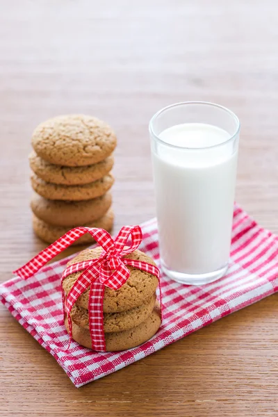 Haferflockenkekse und ein Glas Milch — Stockfoto