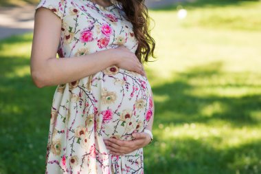 Karın hamile bir kızın niteliğine elbiseli