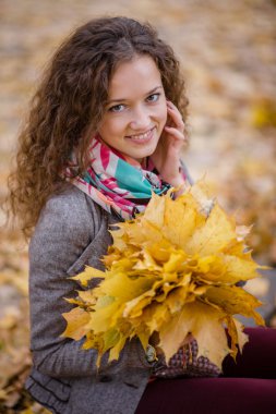 Sonbahar parkındaki kadın.