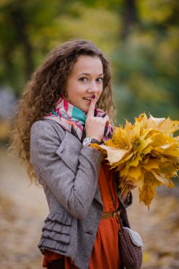 Sonbahar parkındaki kadın.